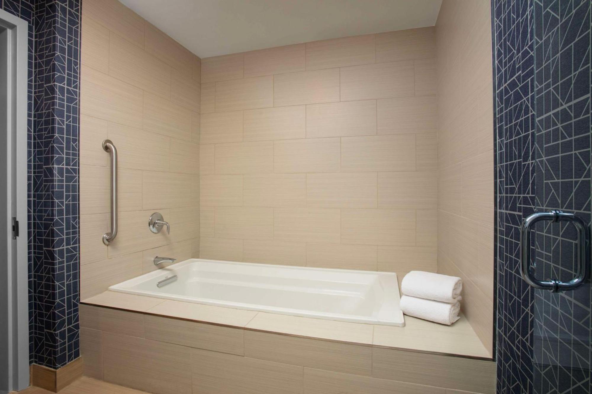Hotel Homewood By Hilton Alexandria